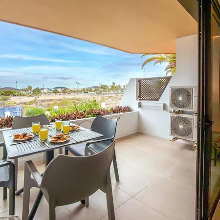 Newly Renovated, Luxurious With A Heated Pool, 259 別荘